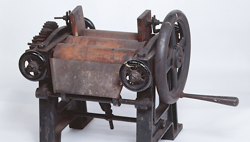 Hand-operated roll mill