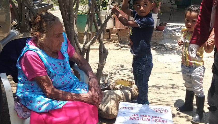 Distributing food in Mexico