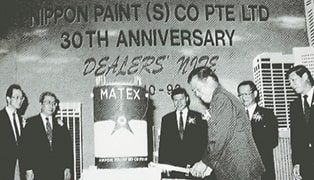 Mr. Goh Cheng Liang (the founder of the Wuthelam Group) commemorating the 30th anniversary of Nippon Paint (Singapore) by cutting a cake in the shape of a paint can