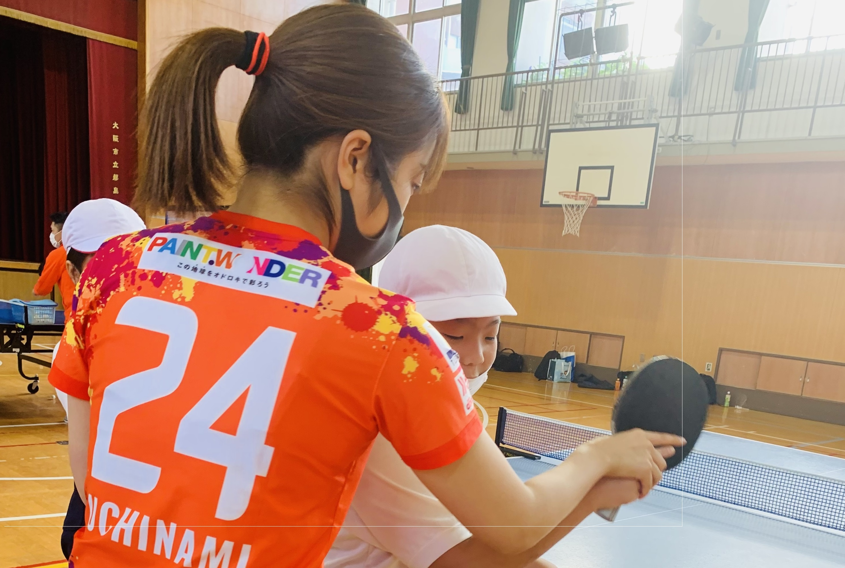 地域の子どもと交流する日本ペイントマレッツの選手